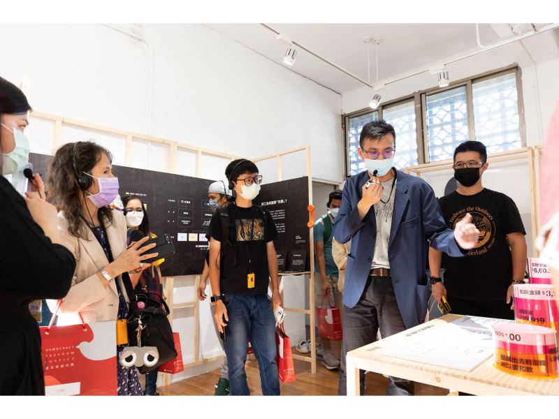 策展團隊代表林正尉(右2)導覽展場