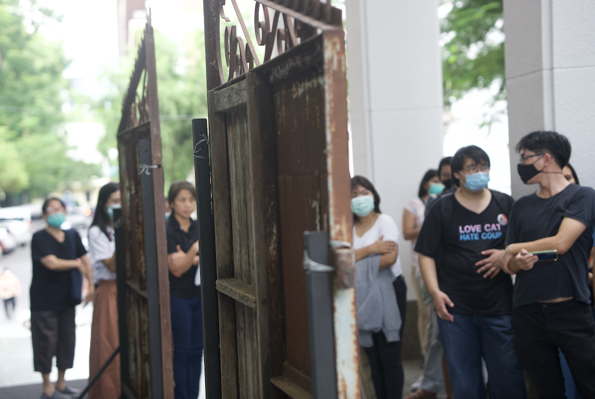 4: Pelawat dan Pintu Merah di Pameran Kedua "Kwan" ("Digantung"). Di sini pelawat dapat melihat objek muzium dengan lebih teliti.(Foto kredit:  Patporn (Aor) Phoothong)