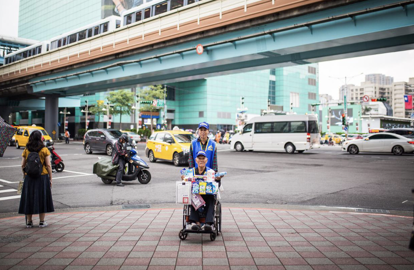 在越繁榮的城市,貧窮越是不可忽視的存在。(照片來源:人生百味、新巨輪)