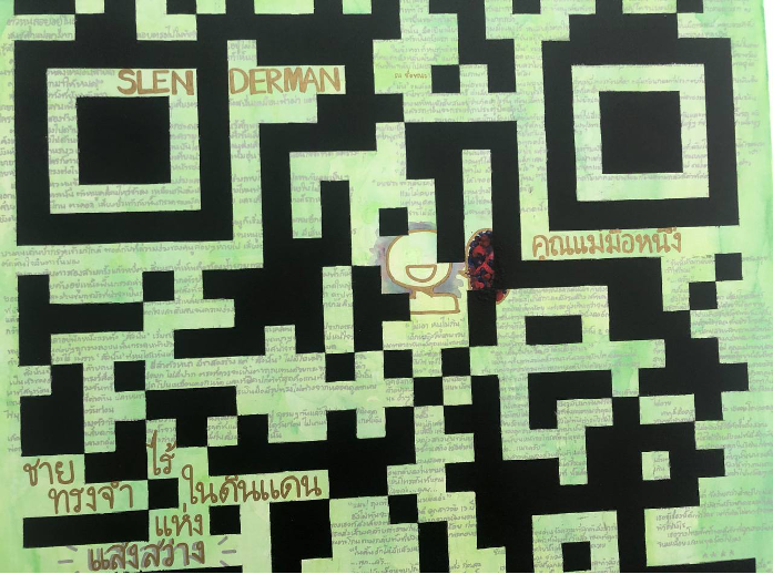 2. Apat na sulat-kamay na maikling kuwento, bahagyang nakatago sa ilalim ng itim na pinta ng QR code.