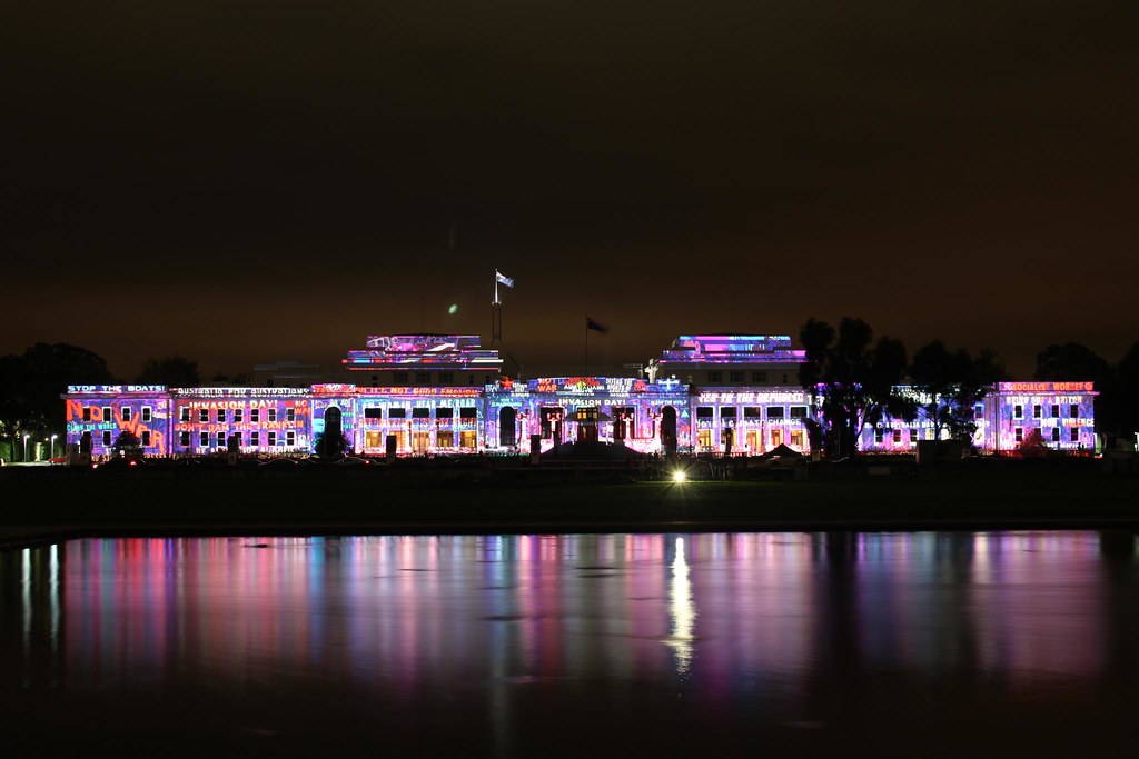 圖、澳洲民主博物館過去舉辦光雕秀一景。該館建築前身為坎培拉舊國會大廈,具有相當歷史意義。by Buttontree Lane is licensed under CC BY-NC-ND 2.0.