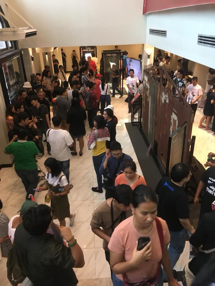 2: Khán giả và Cổng đỏ trong buổi triển lãm đầu tiên “Prajak / Payan”  (Nhân chứng tận mắt chứng kiến)(Nguồn：Patporn (Aor) Phoothong)