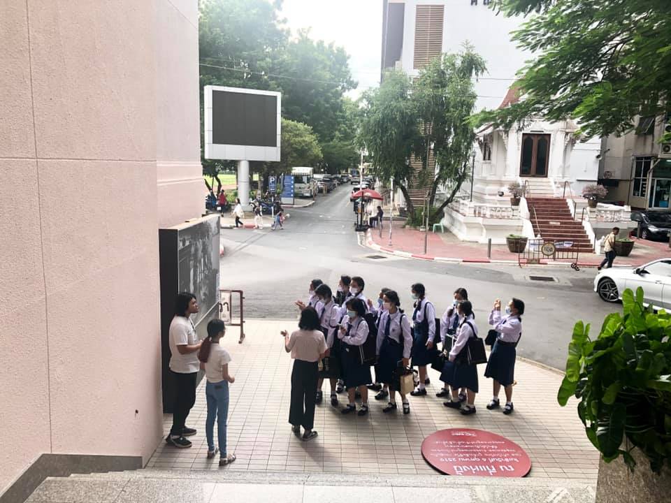 3: Các tình nguyện viên của triển lãm đang giải thích cho một nhóm sinh viên về điều gì đã xảy ra ở nơi các sinh viên đang đứng, đó là nơi vào sáng ngày 6 tháng 10 năm 1976, một nhà vận động phong trào cải cách được tìm thấy đã chết tại đây.(Nguồn：Patporn (Aor) Phoothong)