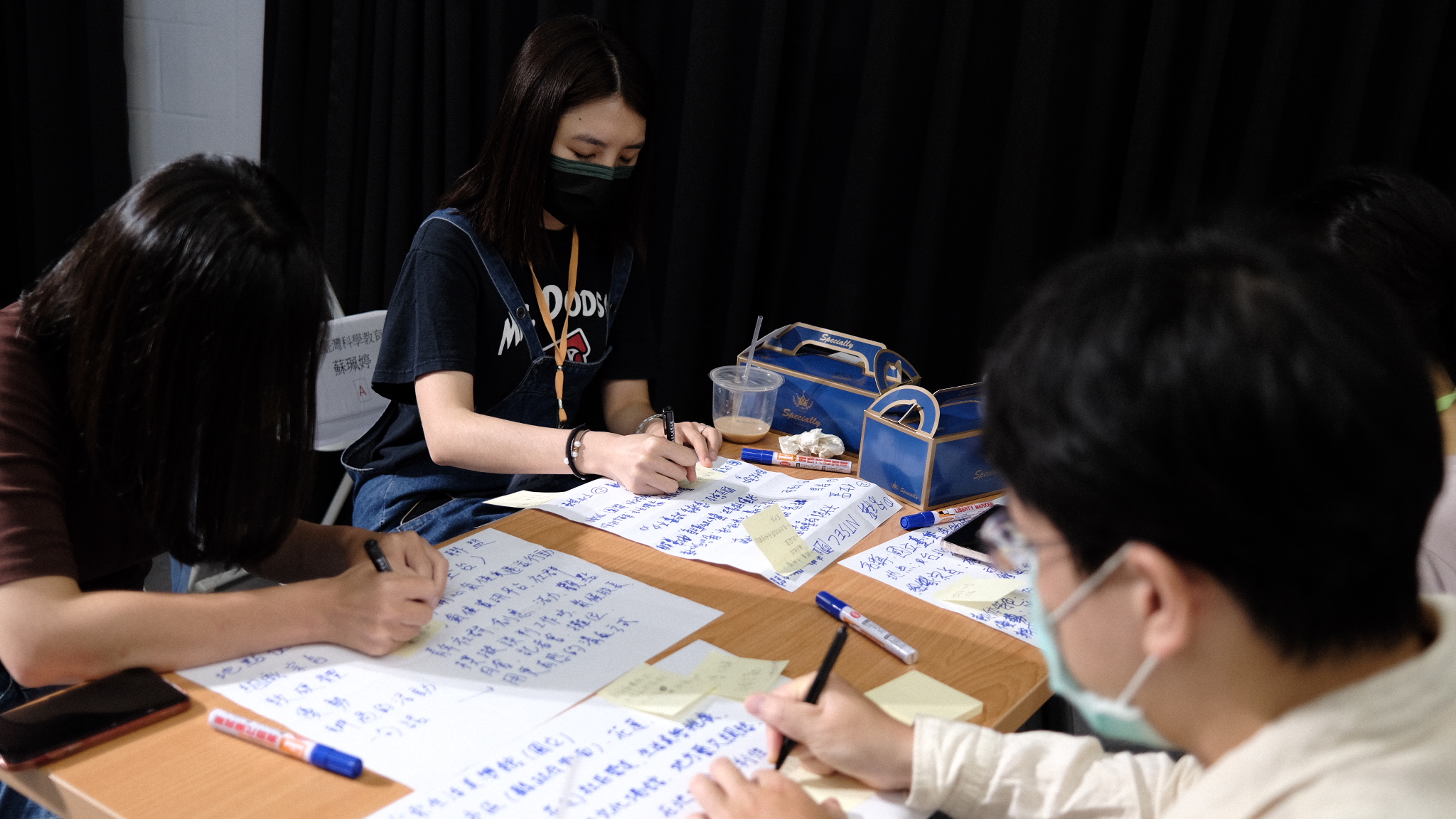 Hình 3 Thảo luận và động não trong hội thảo