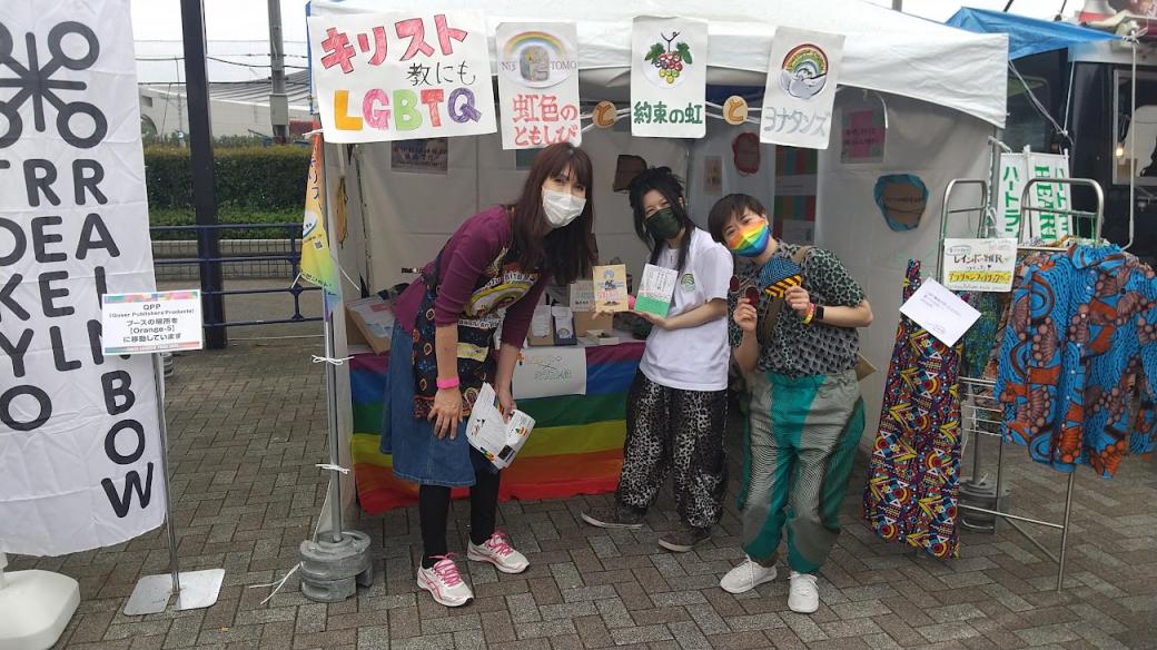 Mga gawang-kamay na apron at mga damit ng mga LGBT na mga refugee mula sa Uganda na ibinebenta sa Tokyo Rainbow Pride noong Abril 2022.