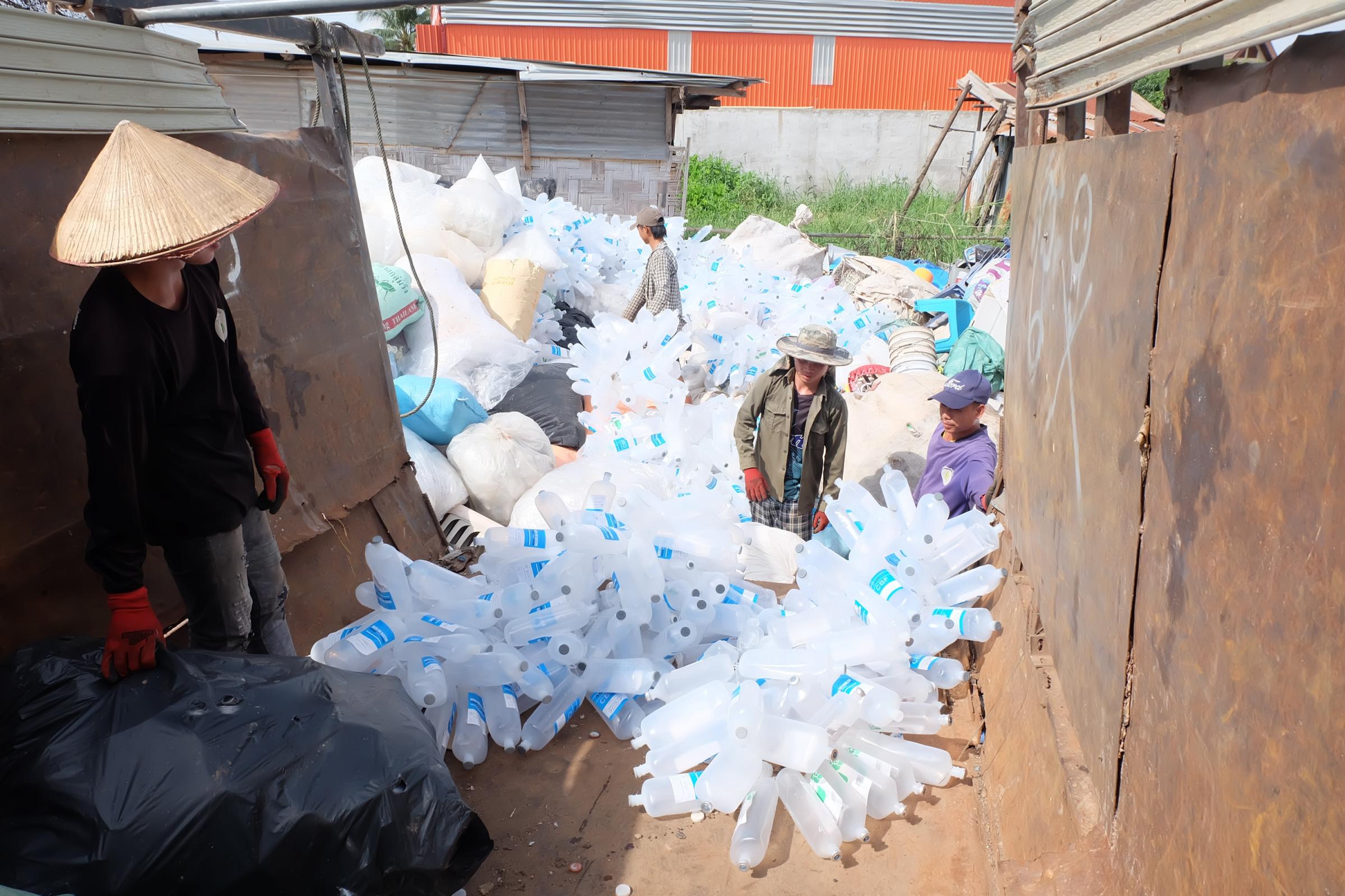 Gambar oleh Sothida Manisay, “Krisis Sampah” (2023) – Laos