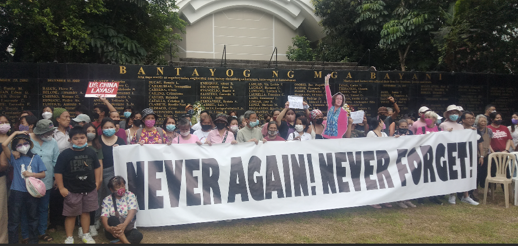 Biểu tình chống thiết quân luật (Ảnh: Michael Beltran)