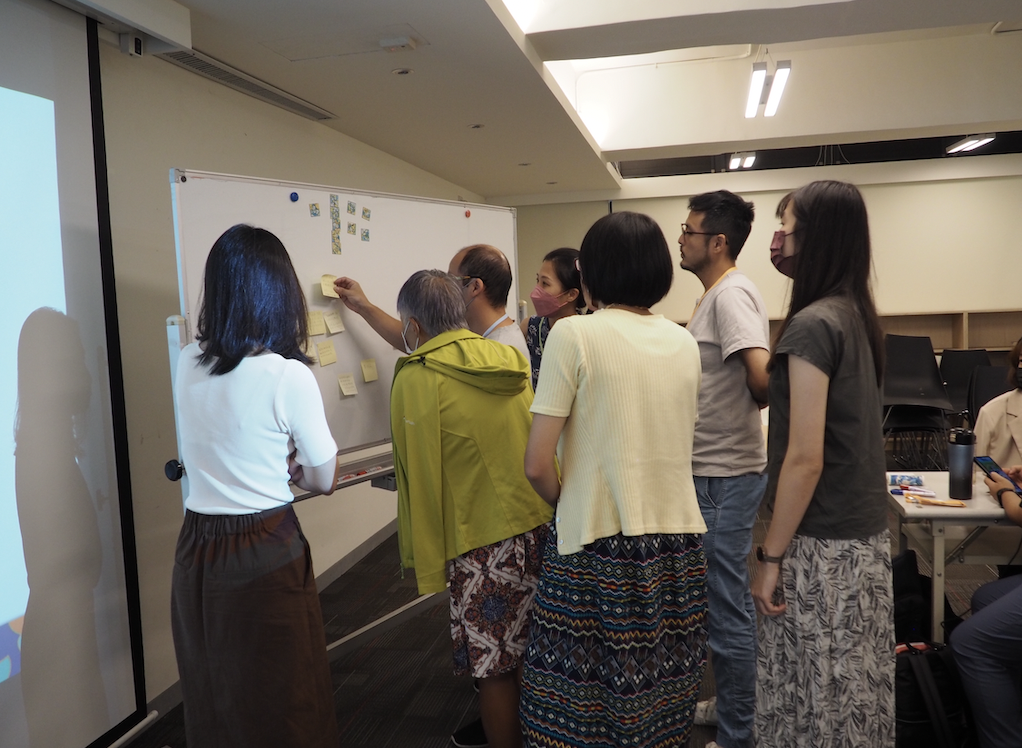 Hình 2 Thảo luận và động não trong hội thảo