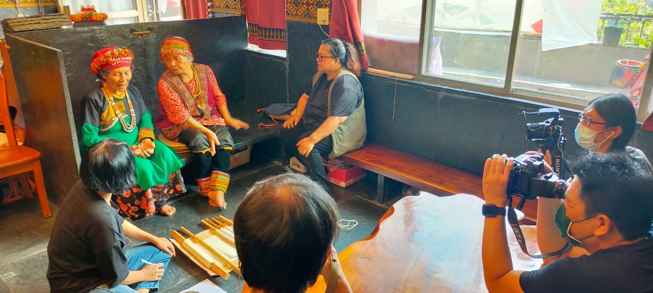 Đội ngũ kế hoạch triển lãm tiến hành công tác điều tra điền dã dệt may truyền thống của dân tộc Lỗ Khải.