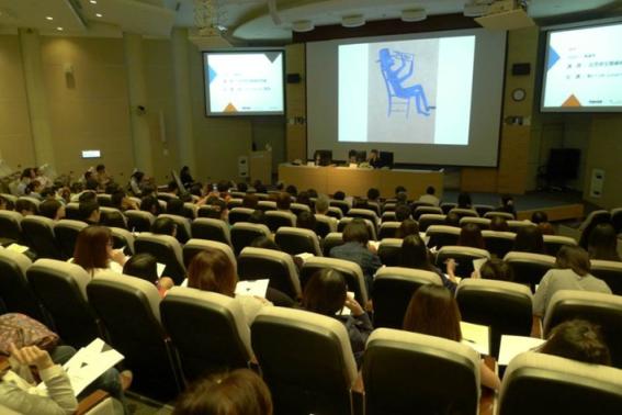 In collaboration with the National Taiwan Museum of Fine Arts, the association hosts Art Brut symposia, inviting the Saint-Pierre Museum (France) to share and exchange insights