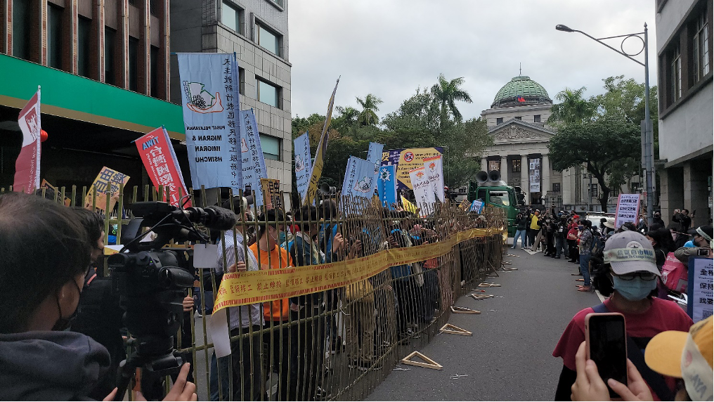 Gambar 5. Dengan satu perintah, massa menjatuhkan pagar bambu (kandang penjara) melawan peraturan hukum yang penuh ketidakadilan.